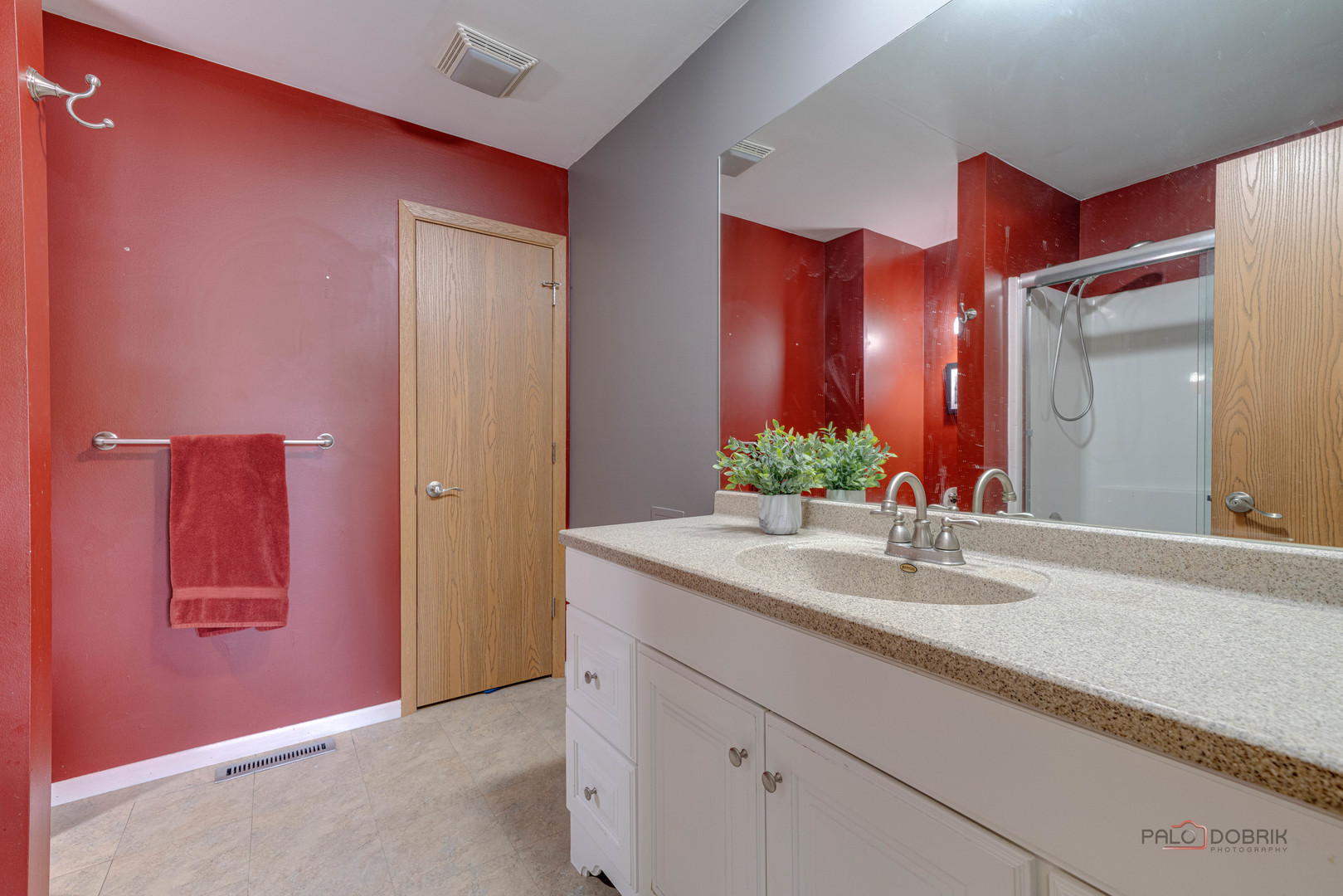 422 S Thornwood Drive, Lindenhurst, IL 60046