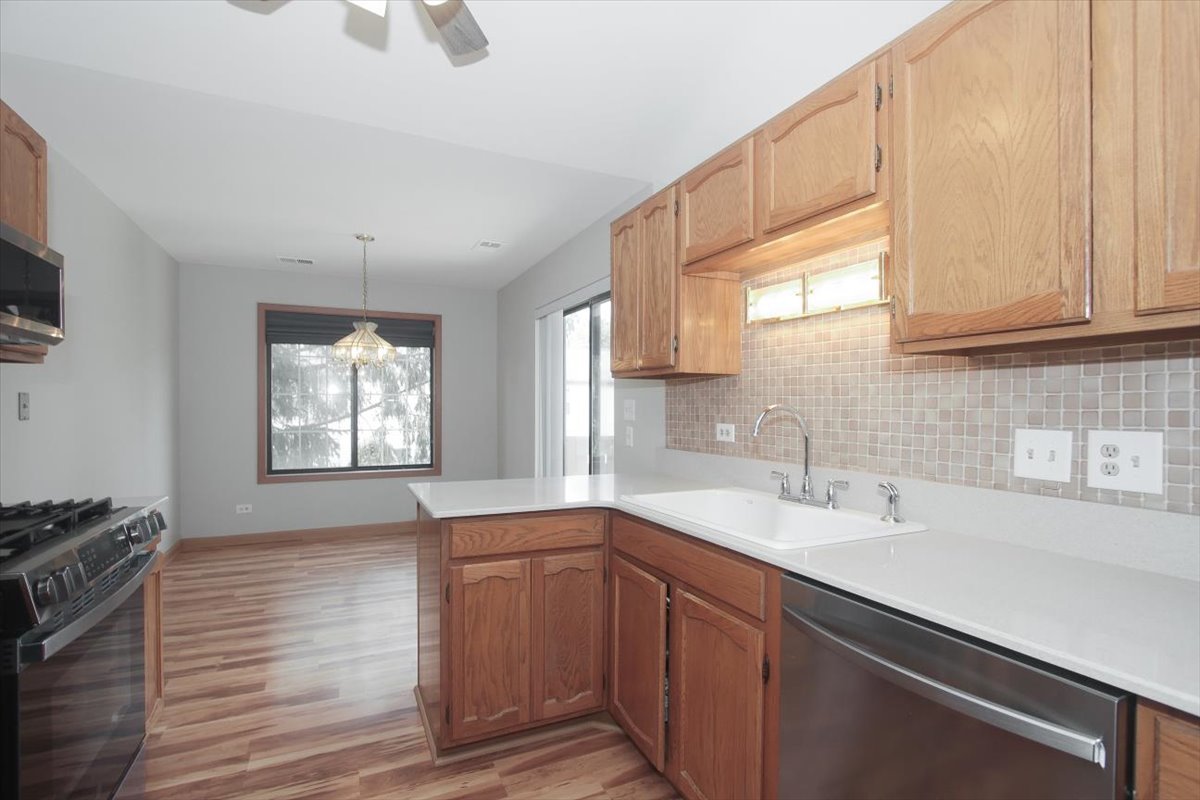 1611 W Partridge Court #8, Arlington Heights, IL 60004