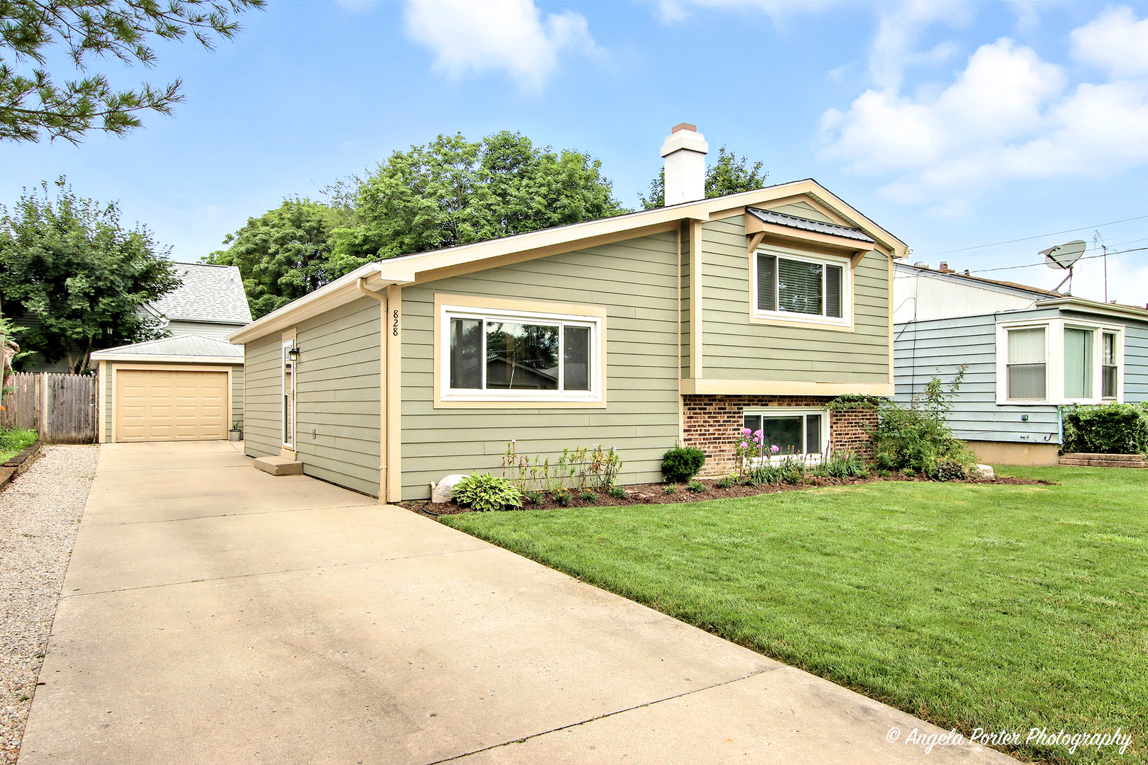 828 Ridge Avenue, Mundelein, IL 60060