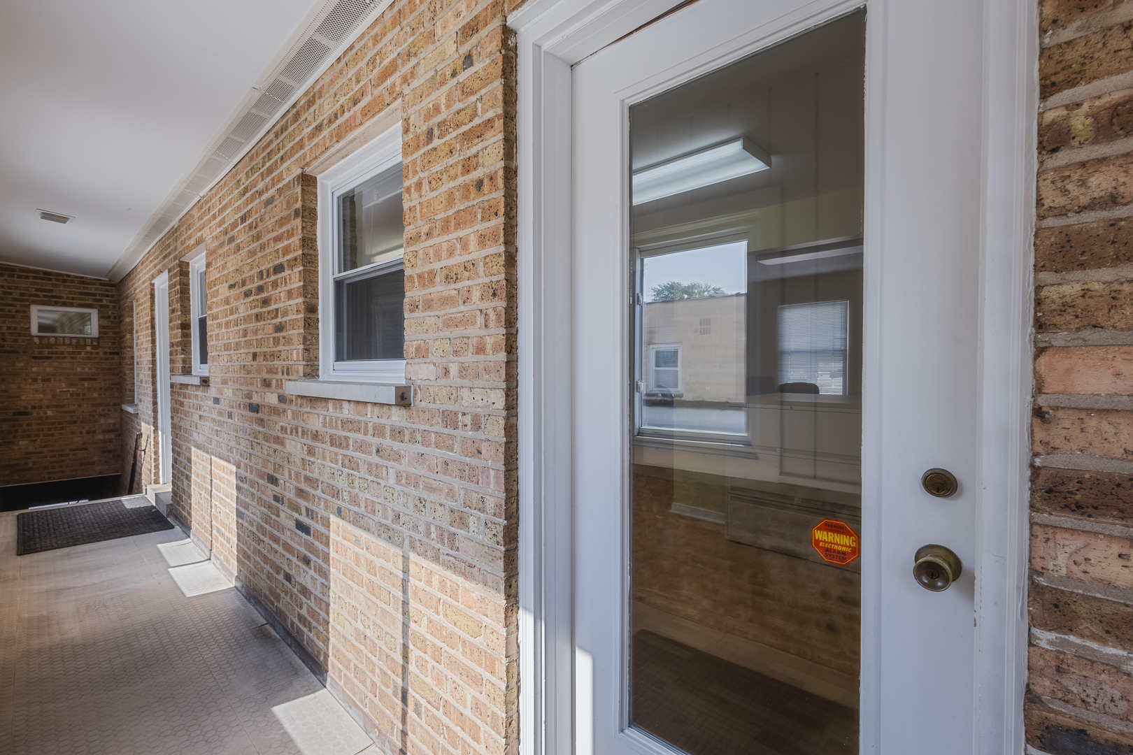 152 Burlington Avenue, Clarendon Hills, IL 60514