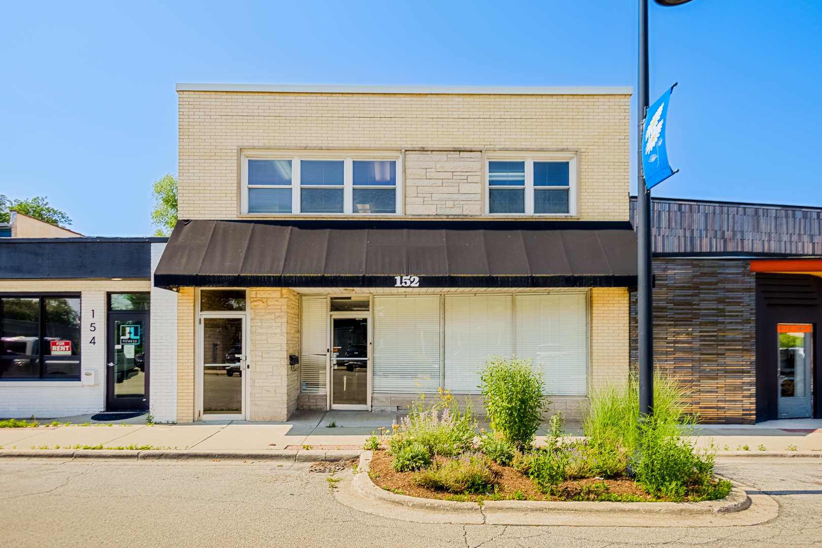 152 Burlington Avenue, Clarendon Hills, IL 60514