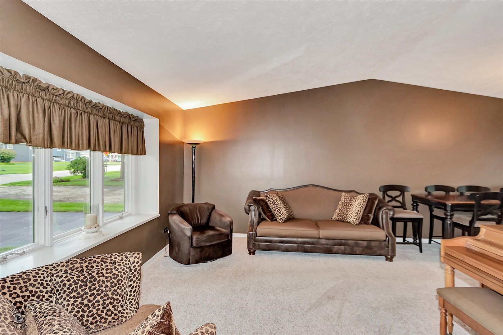 5915 Pershing Avenue, Downers Grove, IL 60516