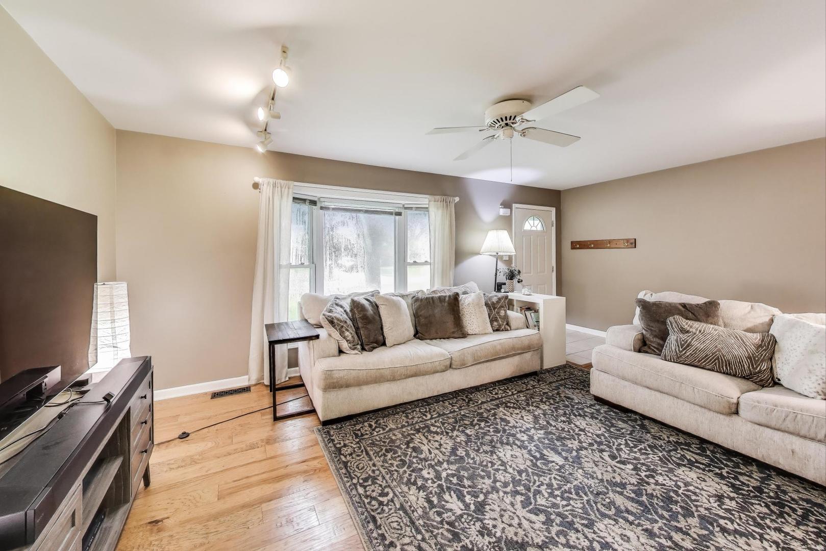 642 Adobe Court, Carol Stream, IL 60188