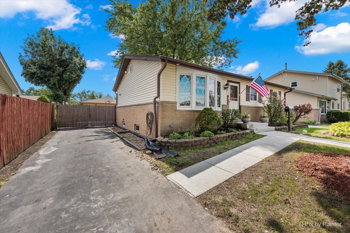 539 W Rose Avenue, Addison, IL 60101