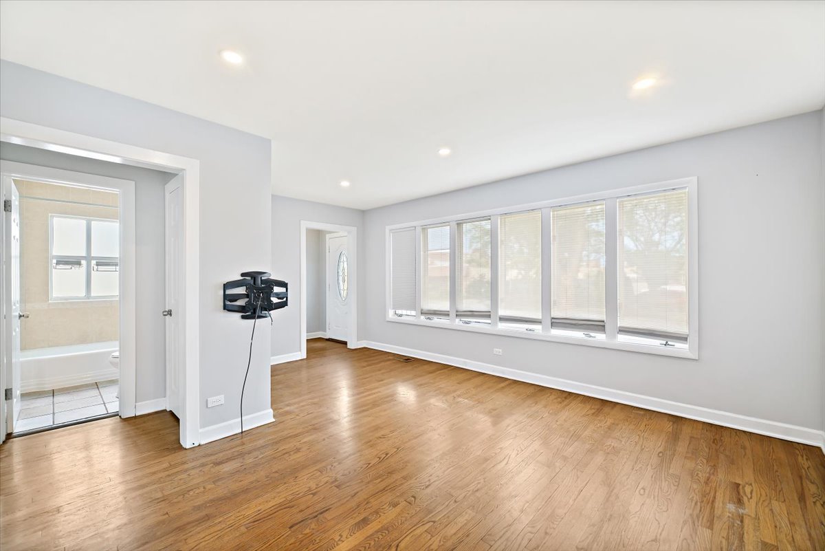 1030 Graceland Avenue, Des Plaines, IL 60016