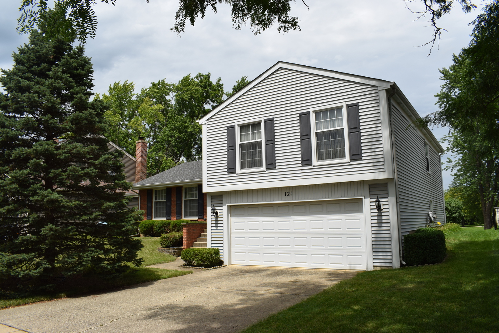 121 N Walnut Lane, Schaumburg, IL 60194