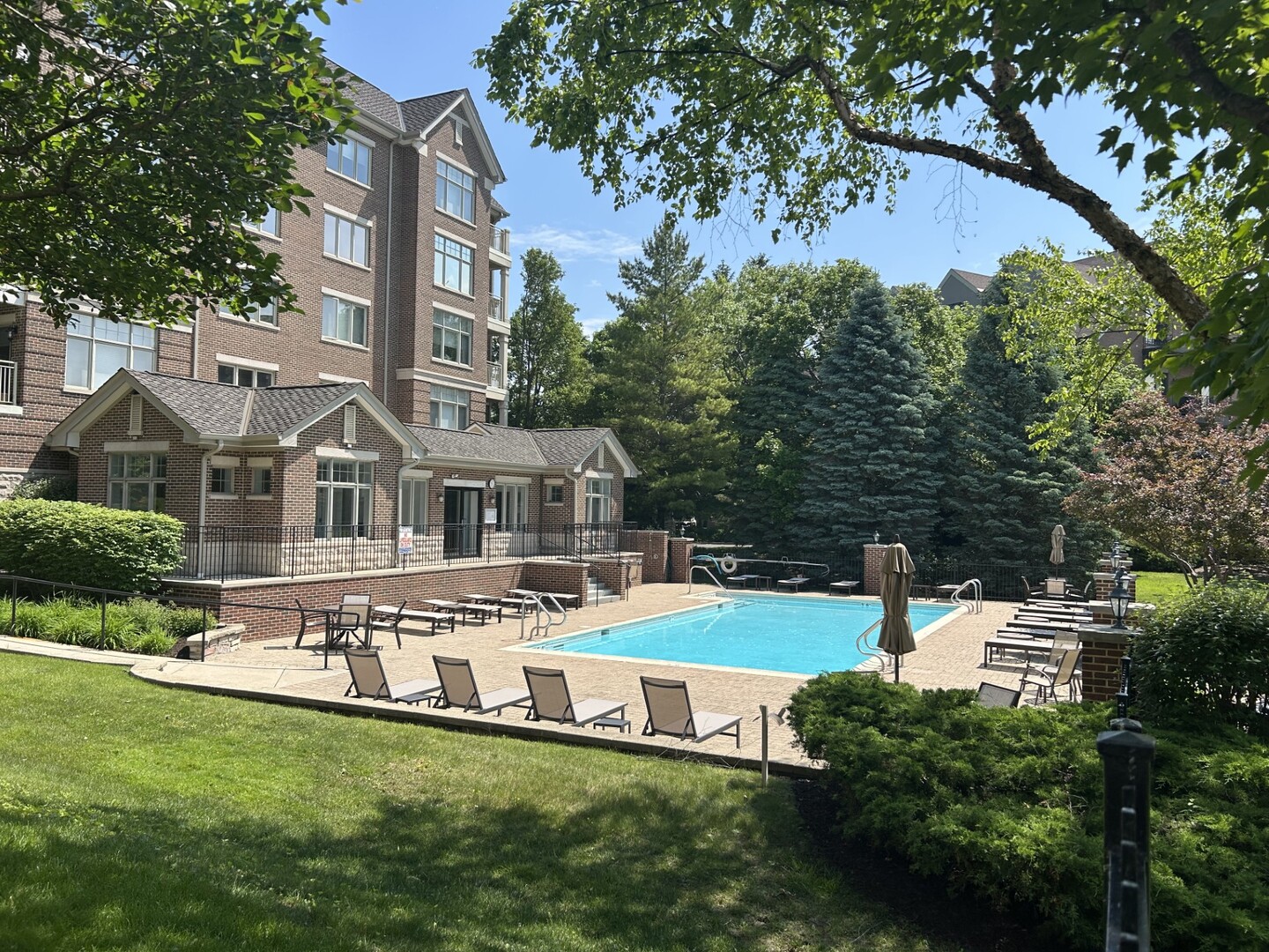 445 Village Green #201, Lincolnshire, IL 60069