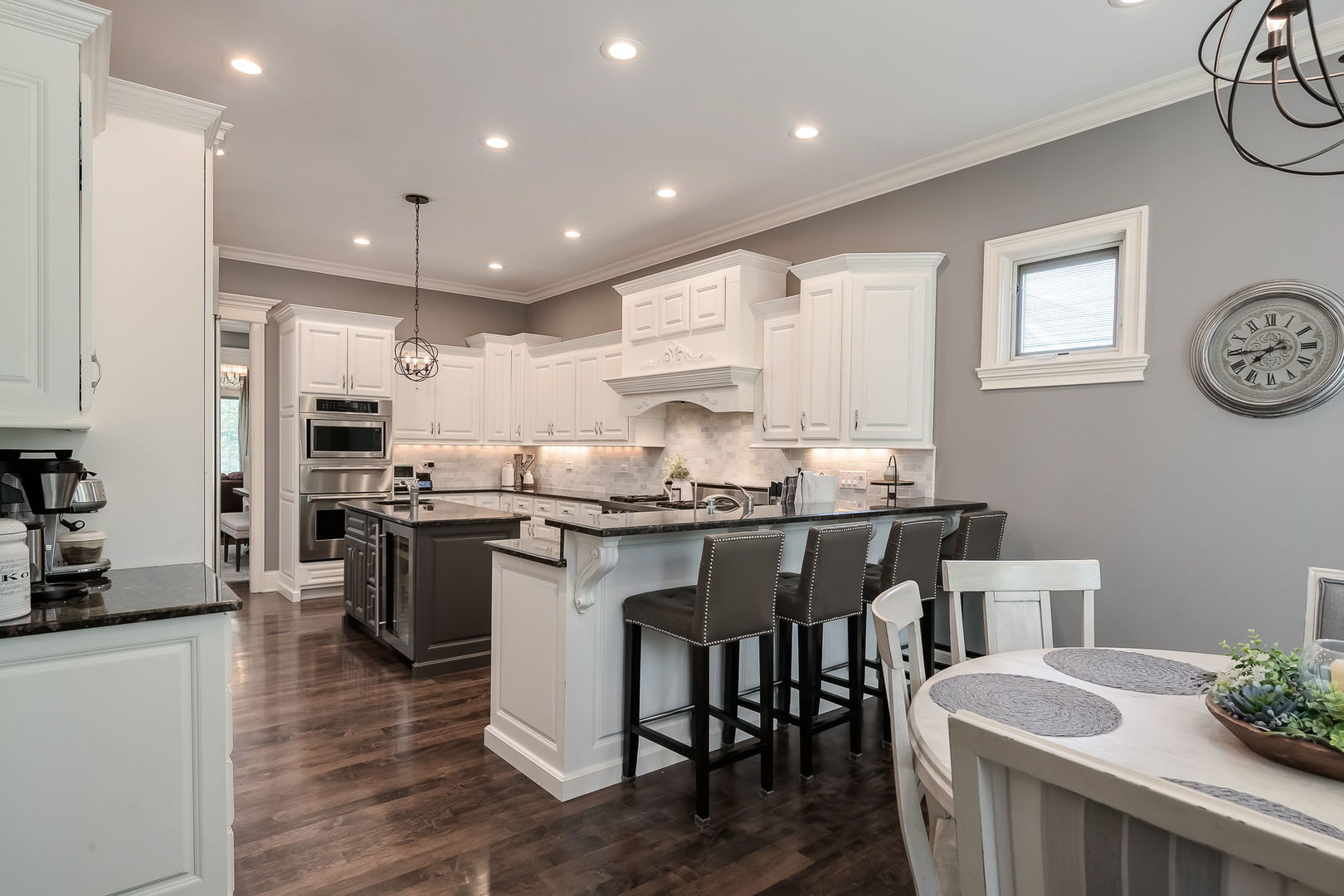 665 S Euclid Avenue, Elmhurst, IL 60126