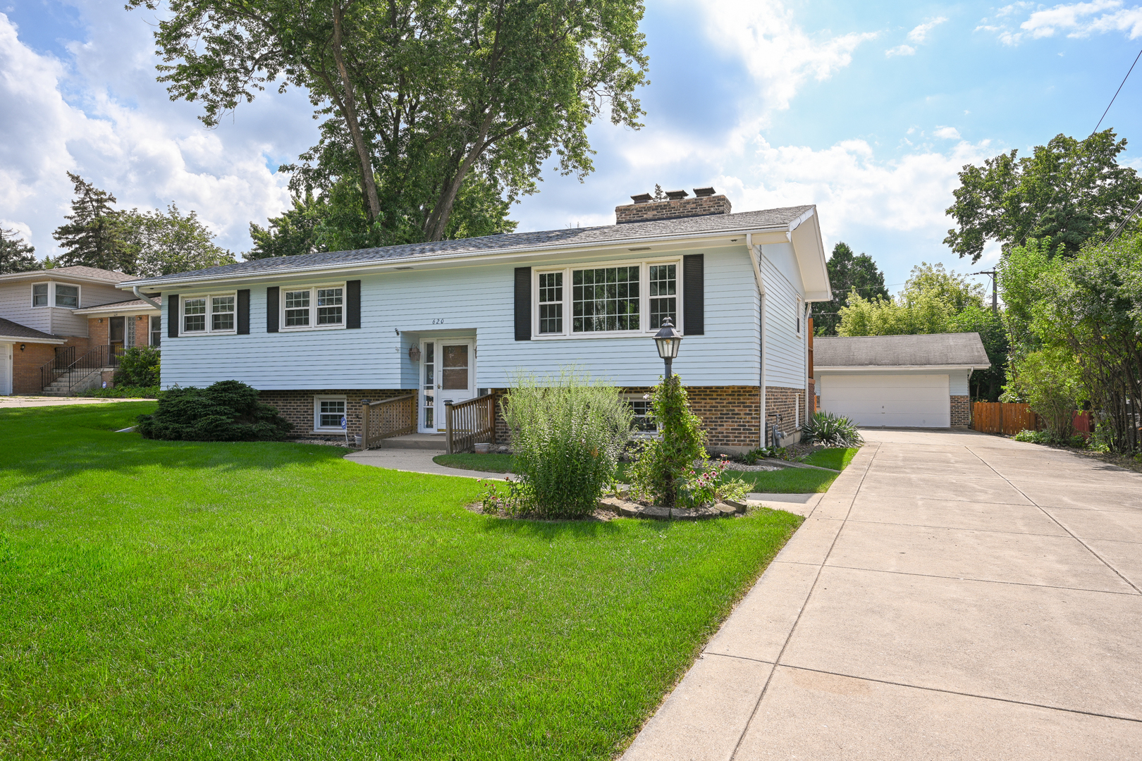 620 Pinecroft Drive, Roselle, IL 60172