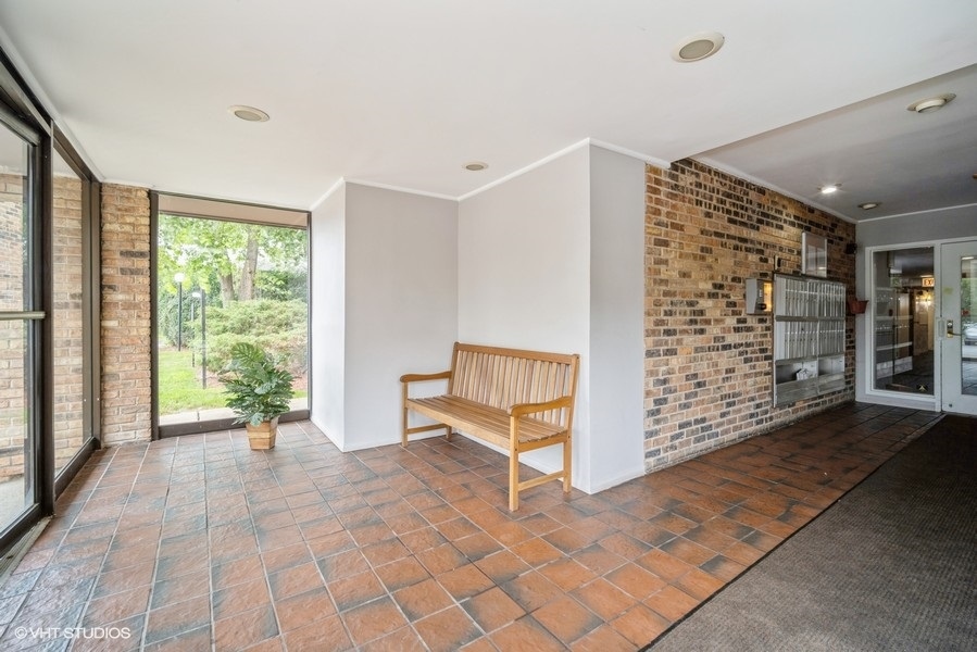 940 E Old Willow Road #304, Prospect Heights, IL 60070