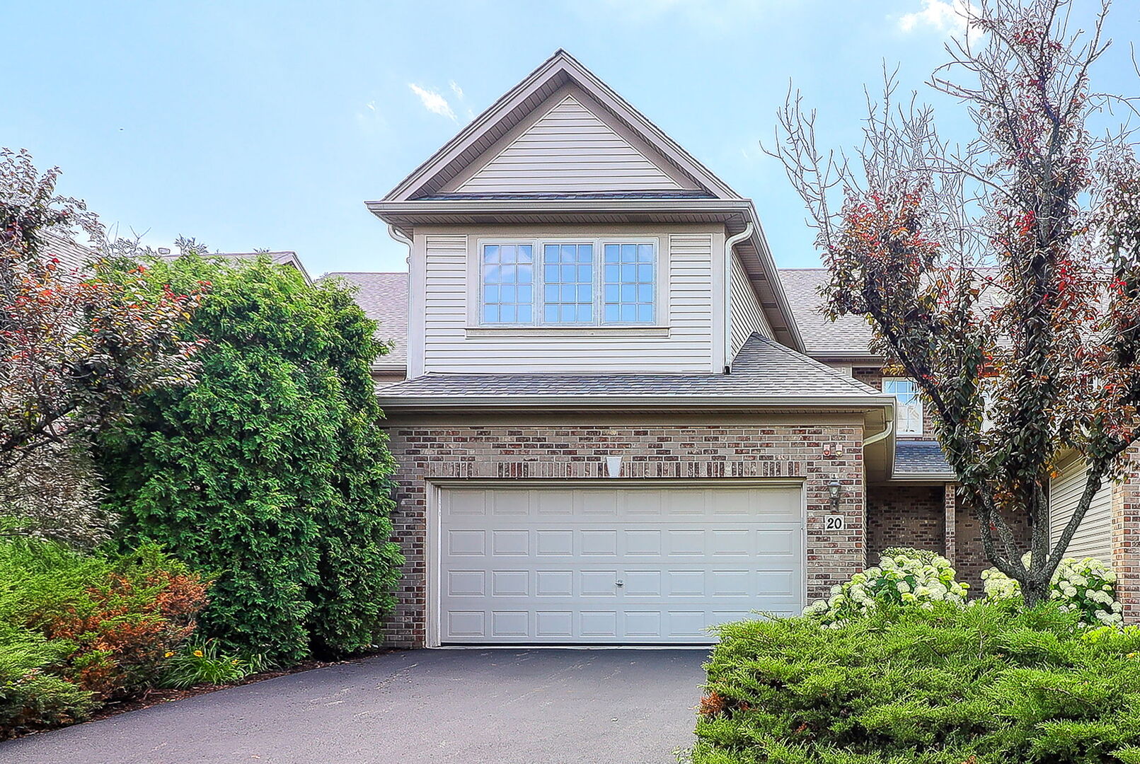 20 Oak Creek Court, North Aurora, IL 60542