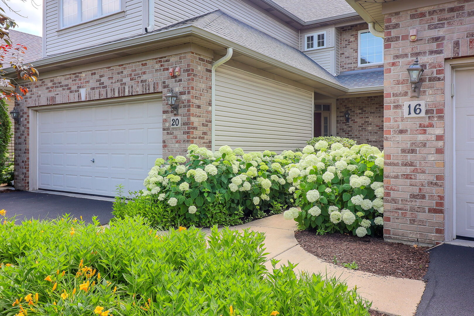 20 Oak Creek Court, North Aurora, IL 60542