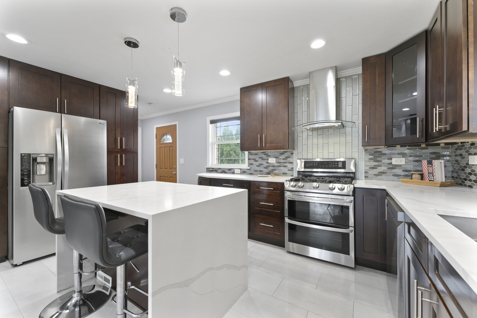 8213 W Lyons Street, Niles, IL 60714