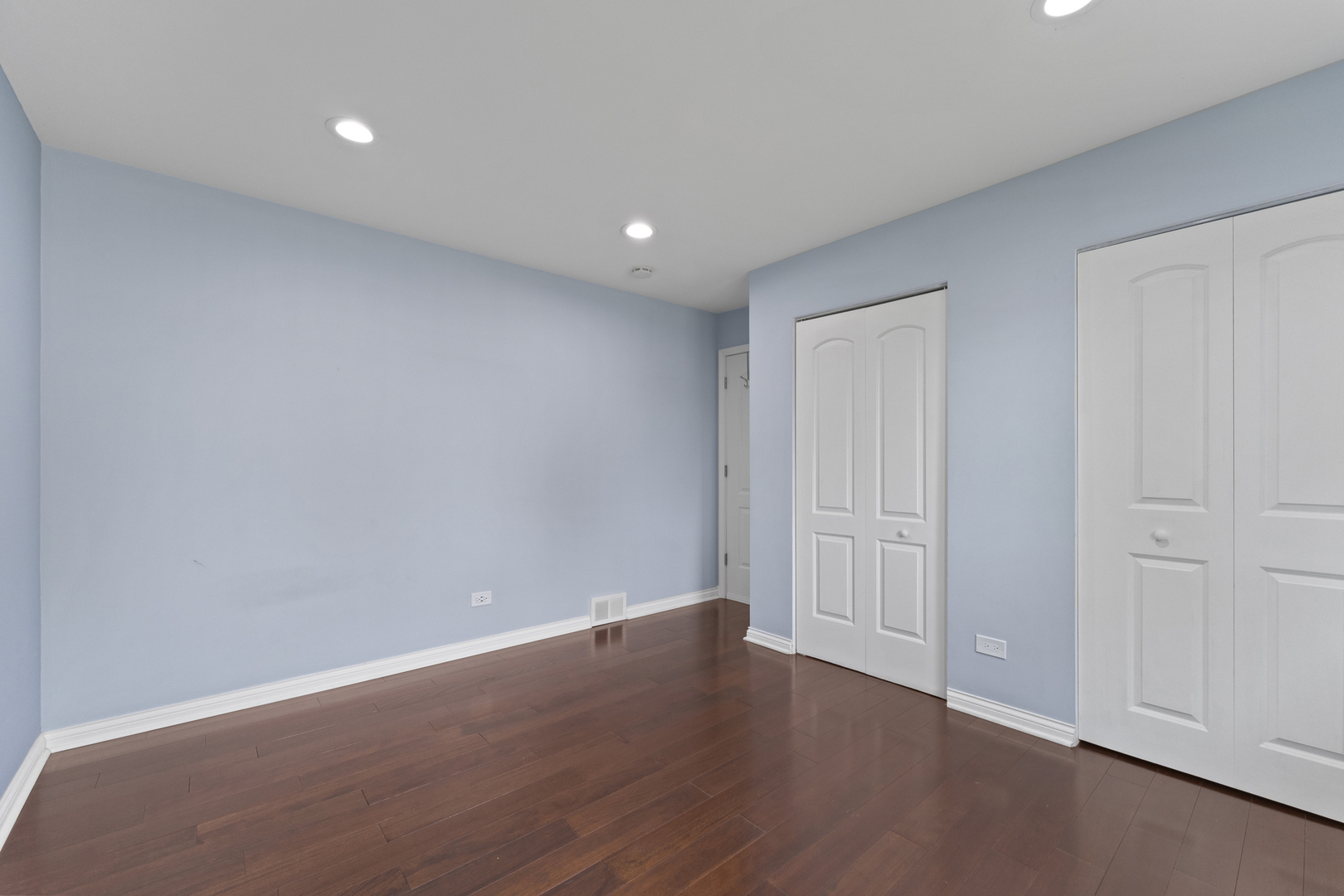 8213 W Lyons Street, Niles, IL 60714