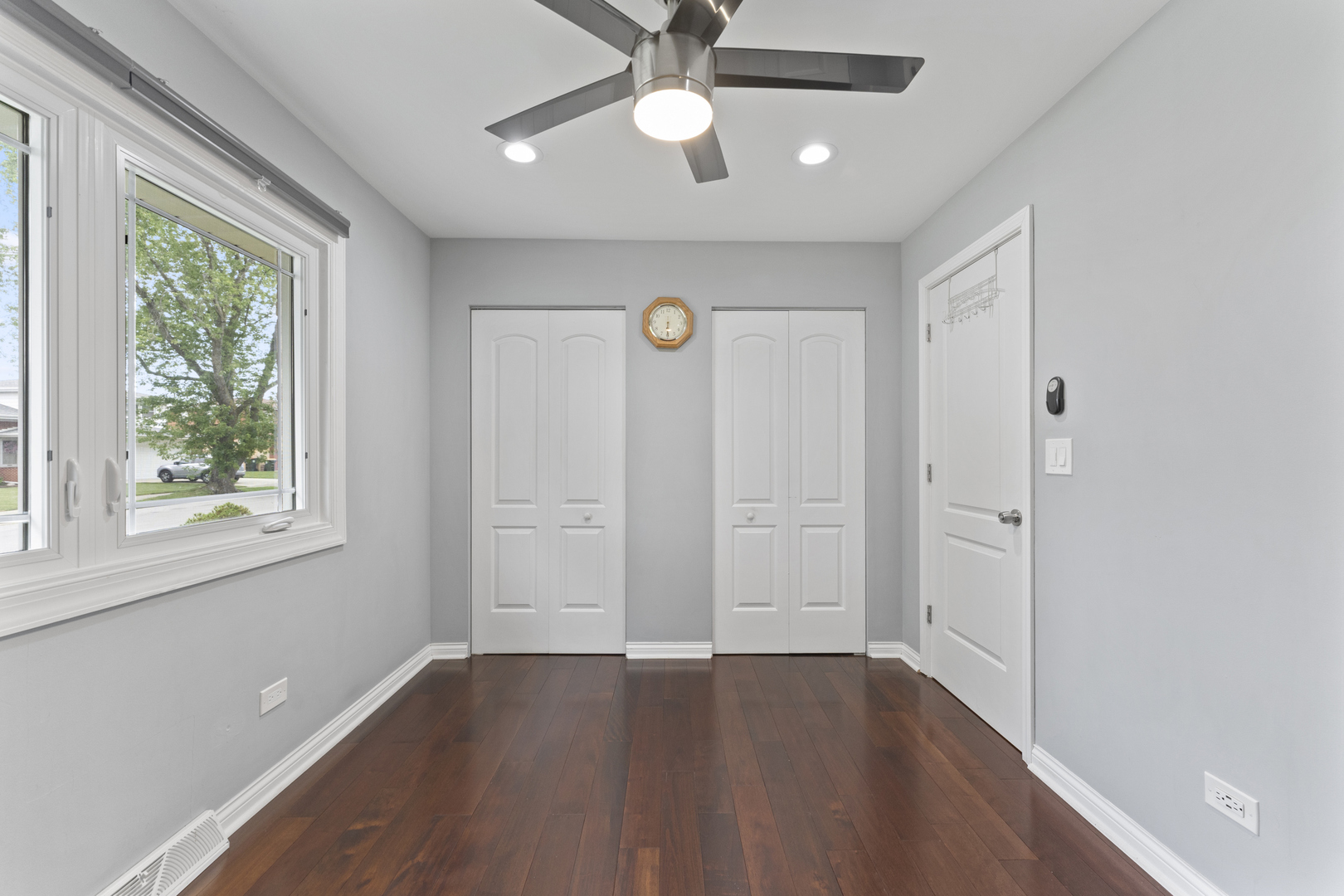 8213 W Lyons Street, Niles, IL 60714