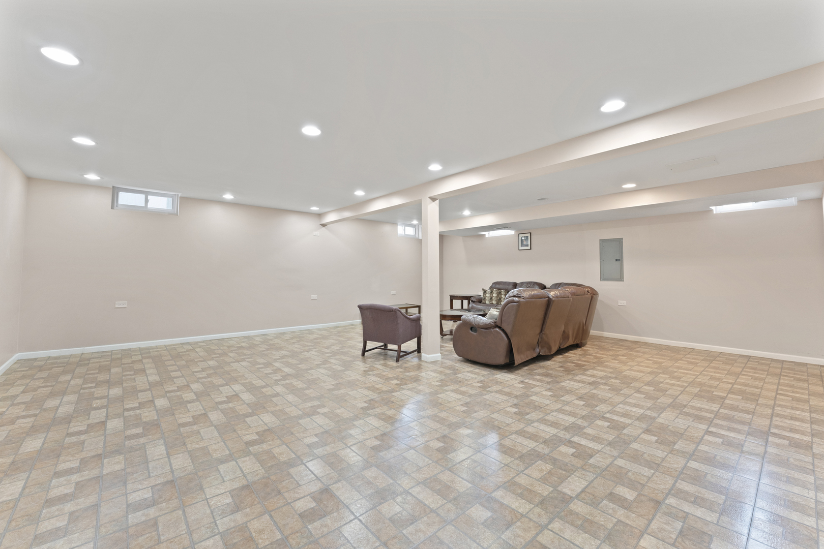 8213 W Lyons Street, Niles, IL 60714