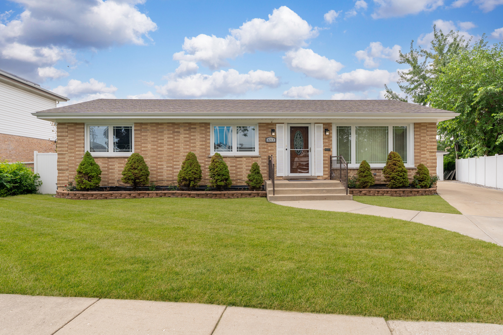8213 W Lyons Street, Niles, IL 60714
