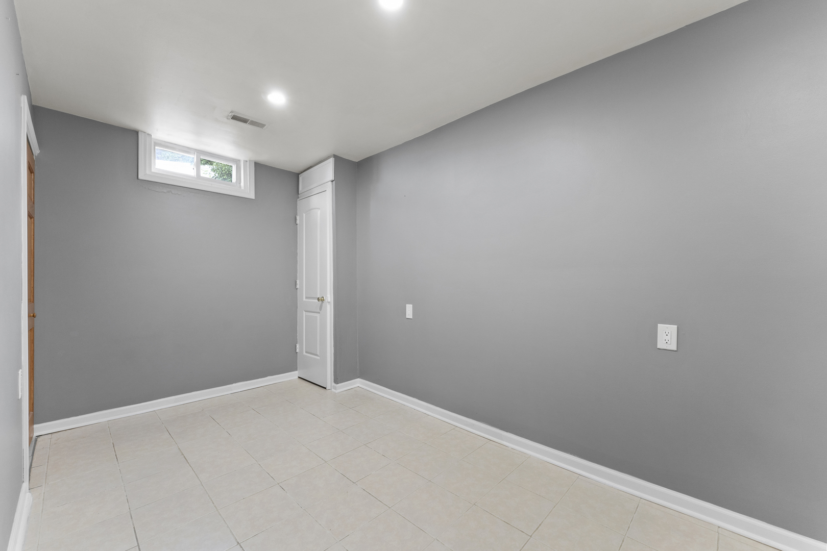 8213 W Lyons Street, Niles, IL 60714
