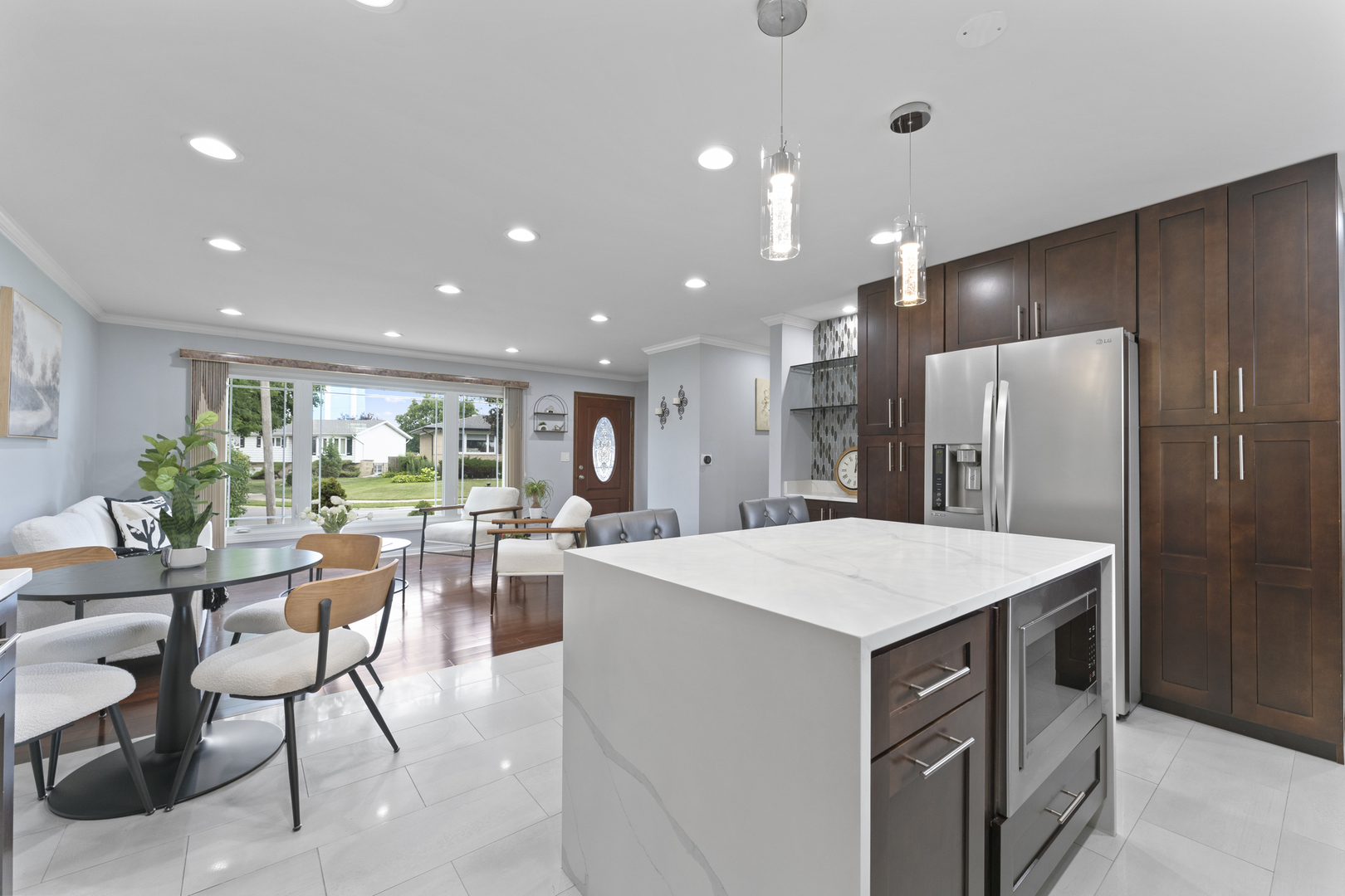 8213 W Lyons Street, Niles, IL 60714