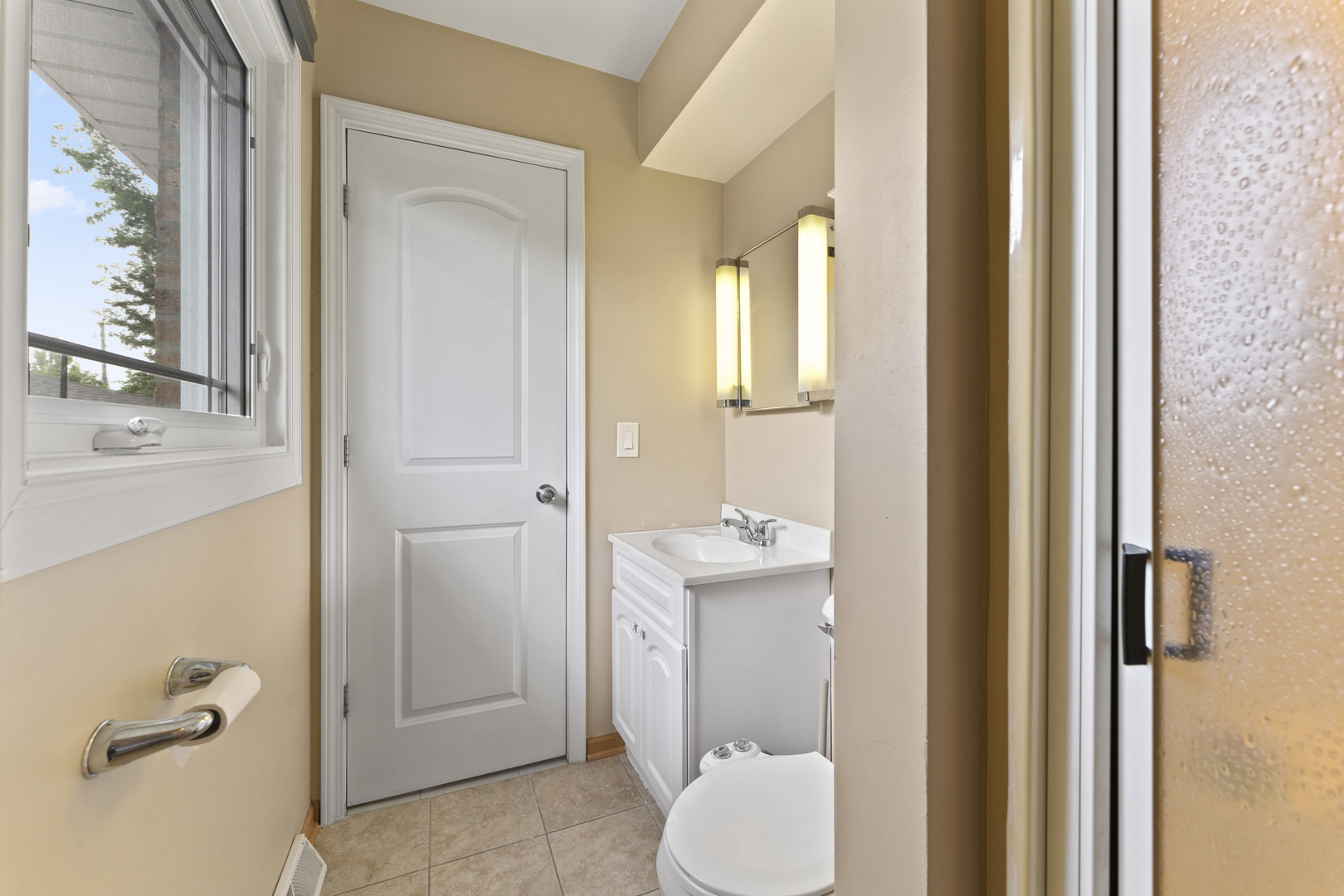 8213 W Lyons Street, Niles, IL 60714