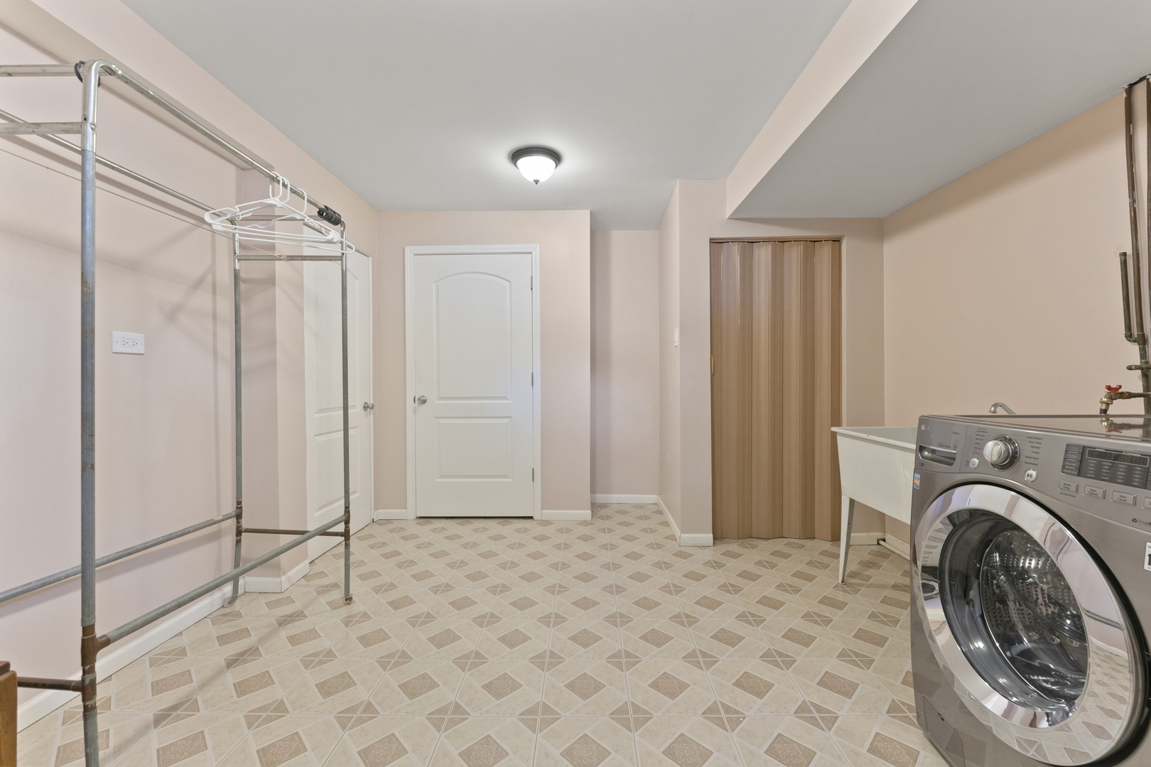 8213 W Lyons Street, Niles, IL 60714