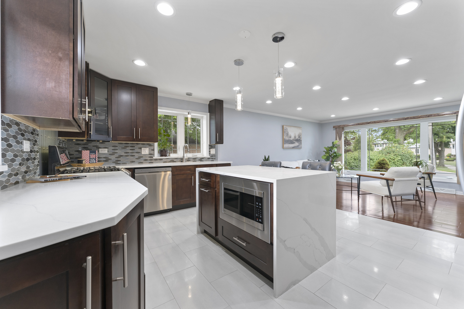 8213 W Lyons Street, Niles, IL 60714