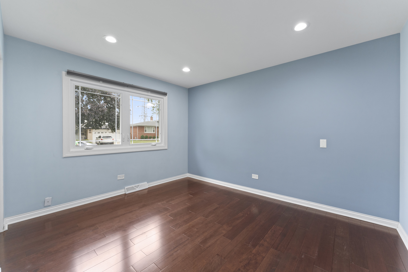 8213 W Lyons Street, Niles, IL 60714