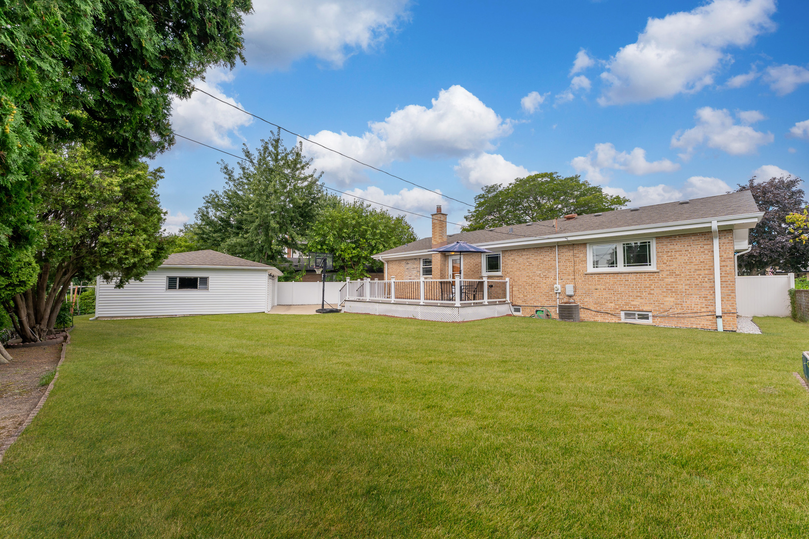 8213 W Lyons Street, Niles, IL 60714
