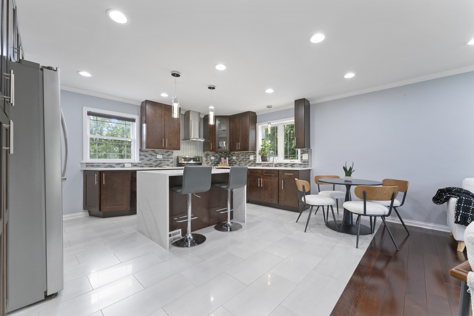 8213 W Lyons Street, Niles, IL 60714