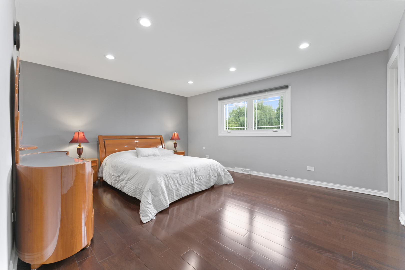 8213 W Lyons Street, Niles, IL 60714