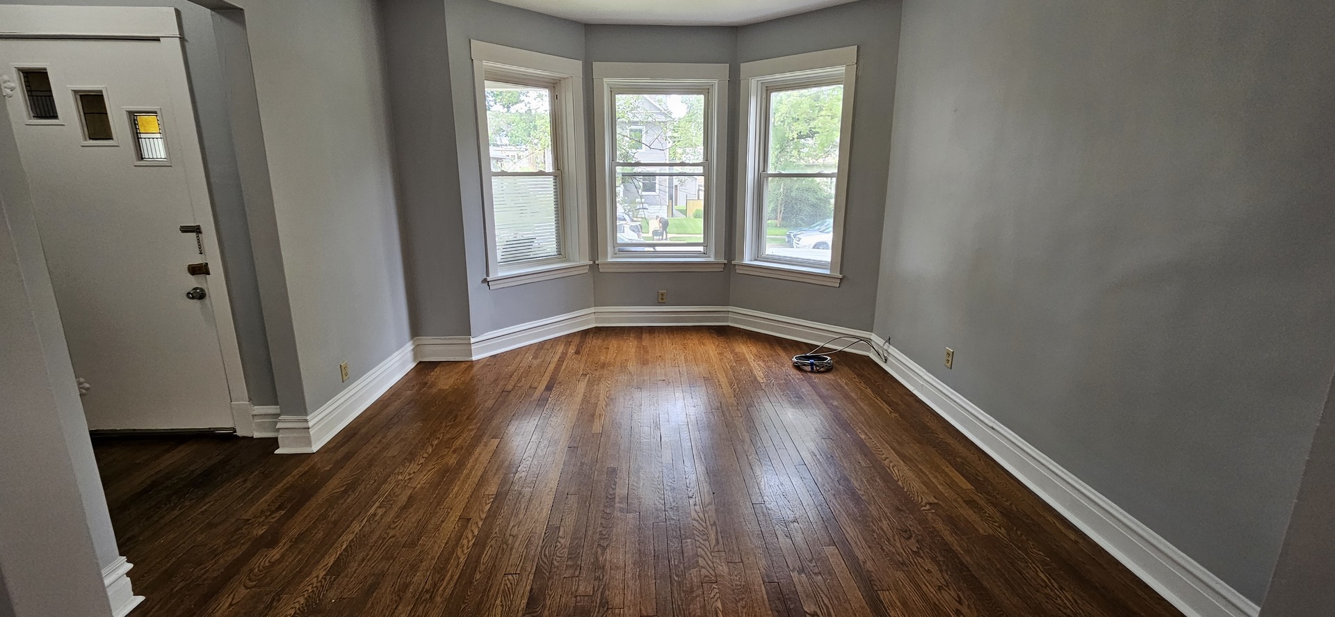 5015 W Montrose Avenue, Chicago, IL 60641