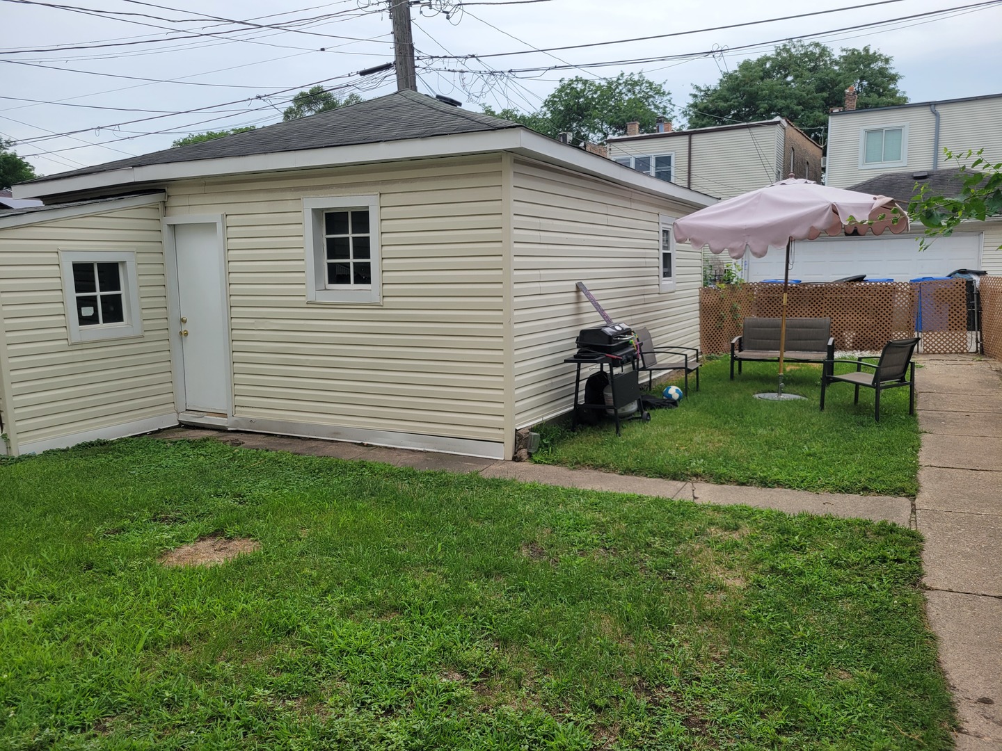 5015 W Montrose Avenue, Chicago, IL 60641