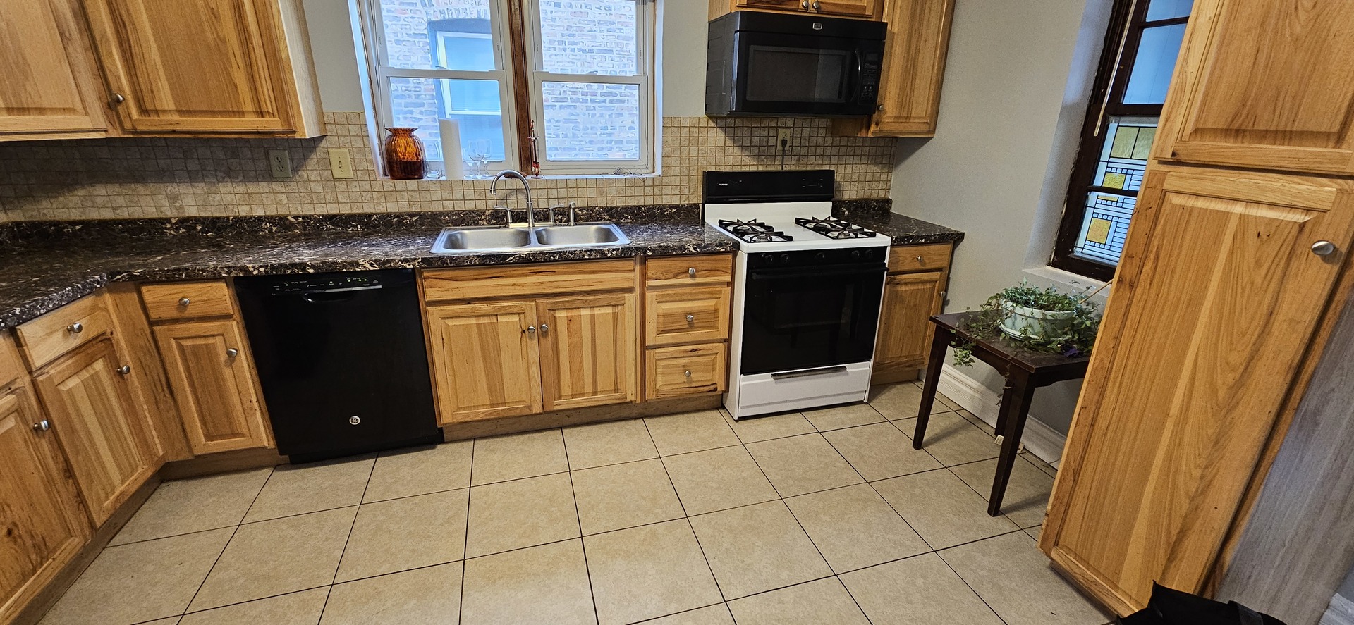 5015 W Montrose Avenue, Chicago, IL 60641