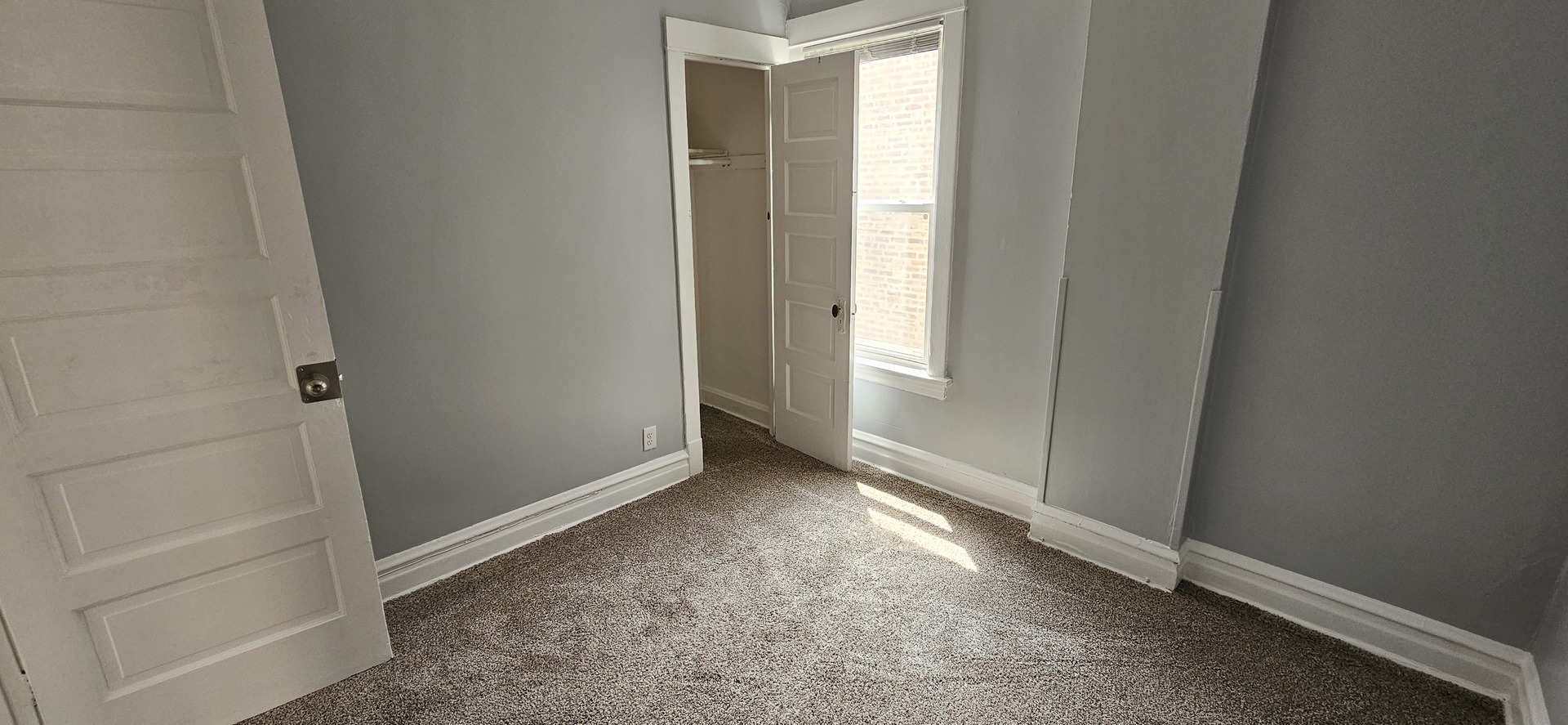 5015 W Montrose Avenue, Chicago, IL 60641