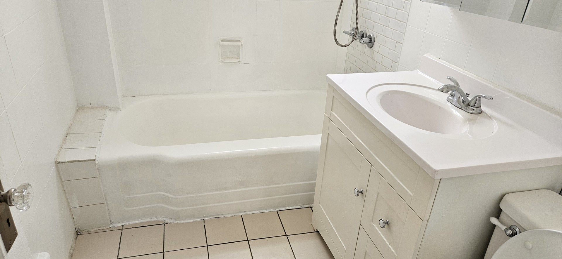 5015 W Montrose Avenue, Chicago, IL 60641