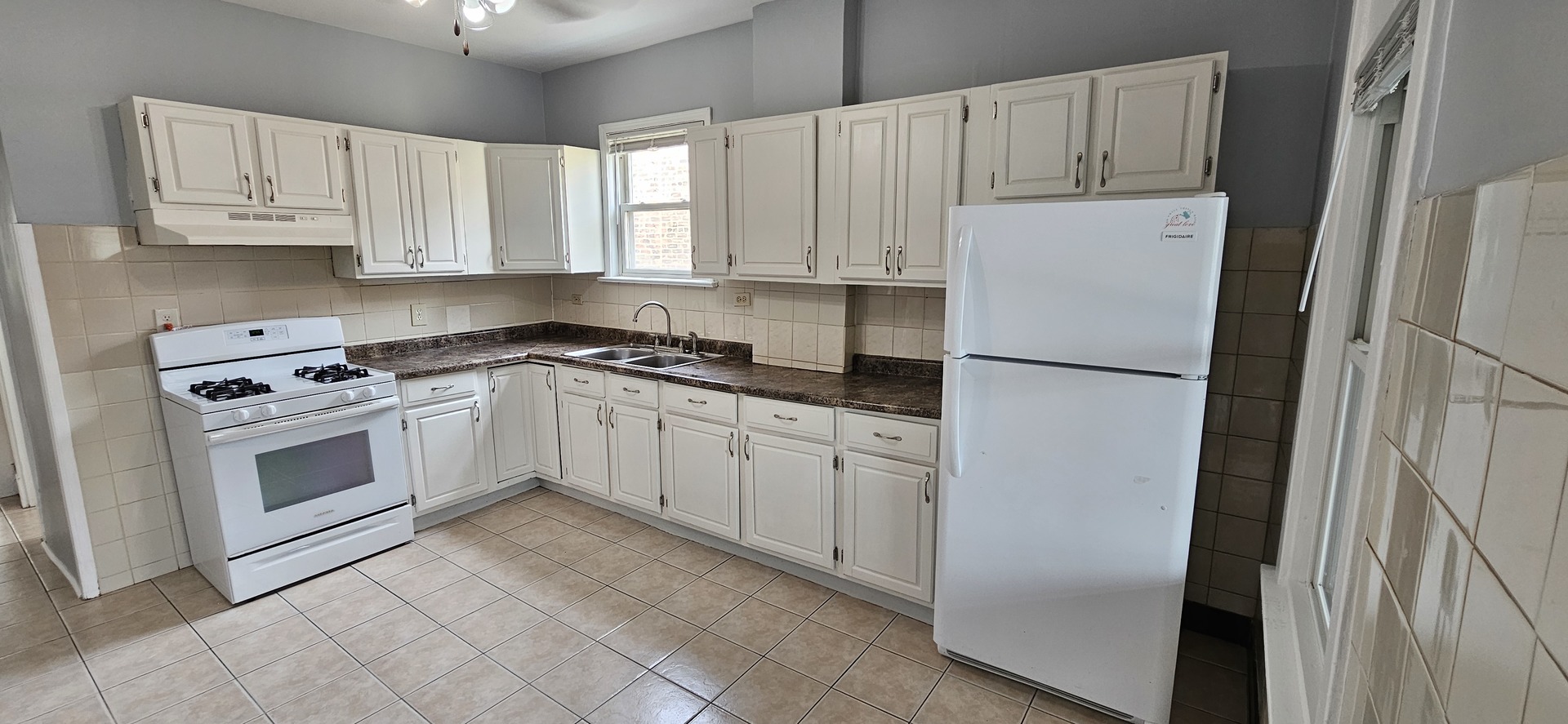 5015 W Montrose Avenue, Chicago, IL 60641