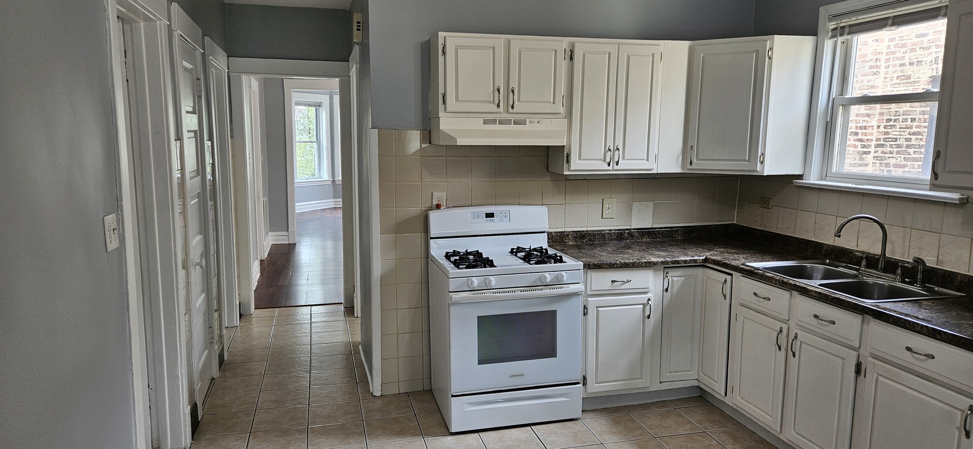 5015 W Montrose Avenue, Chicago, IL 60641