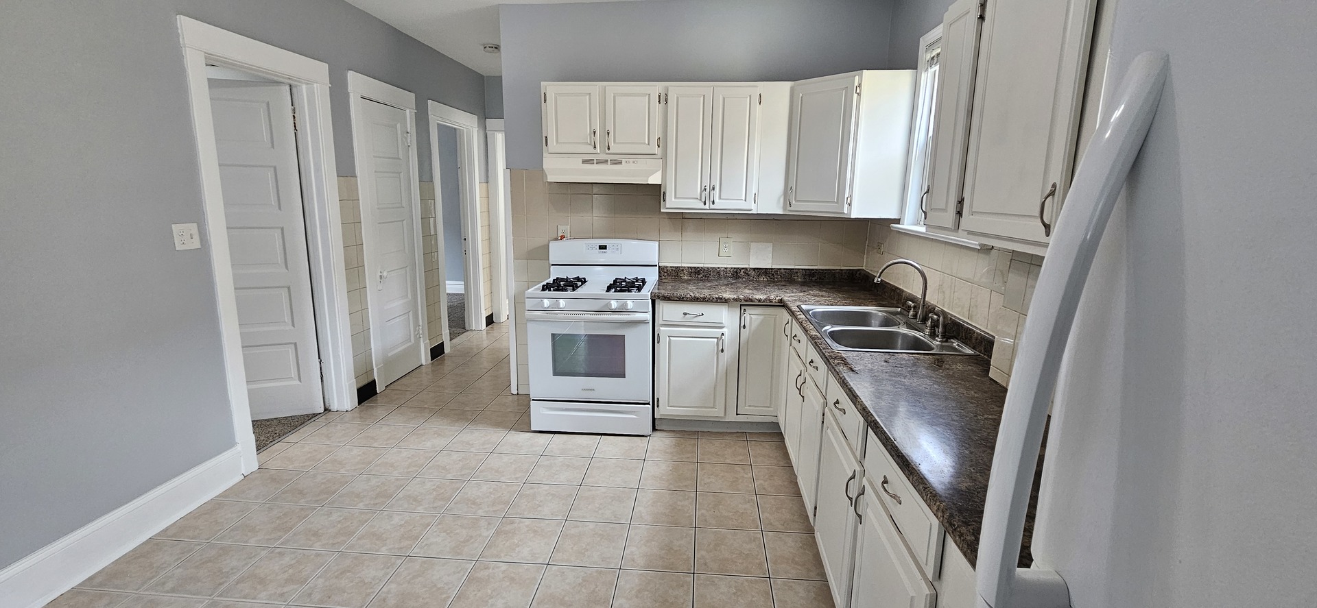 5015 W Montrose Avenue, Chicago, IL 60641