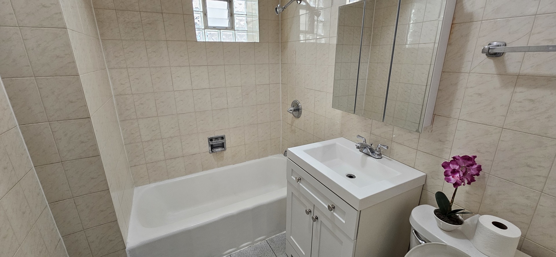 5015 W Montrose Avenue, Chicago, IL 60641