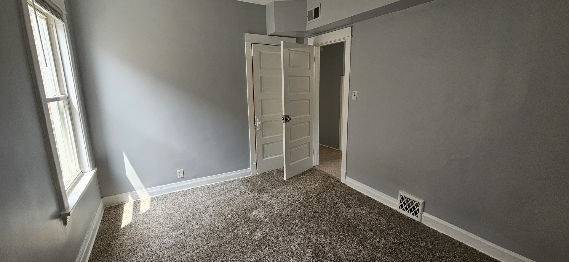 5015 W Montrose Avenue, Chicago, IL 60641