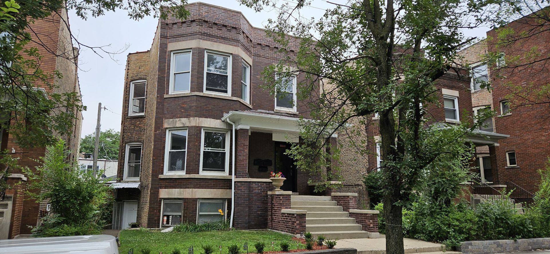 5015 W Montrose Avenue, Chicago, IL 60641