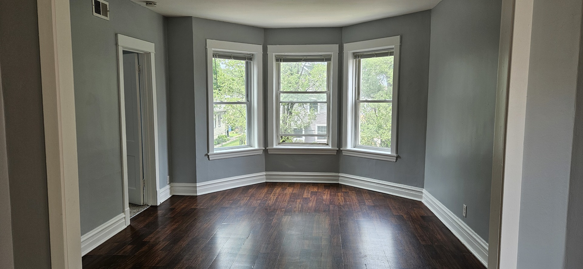 5015 W Montrose Avenue, Chicago, IL 60641