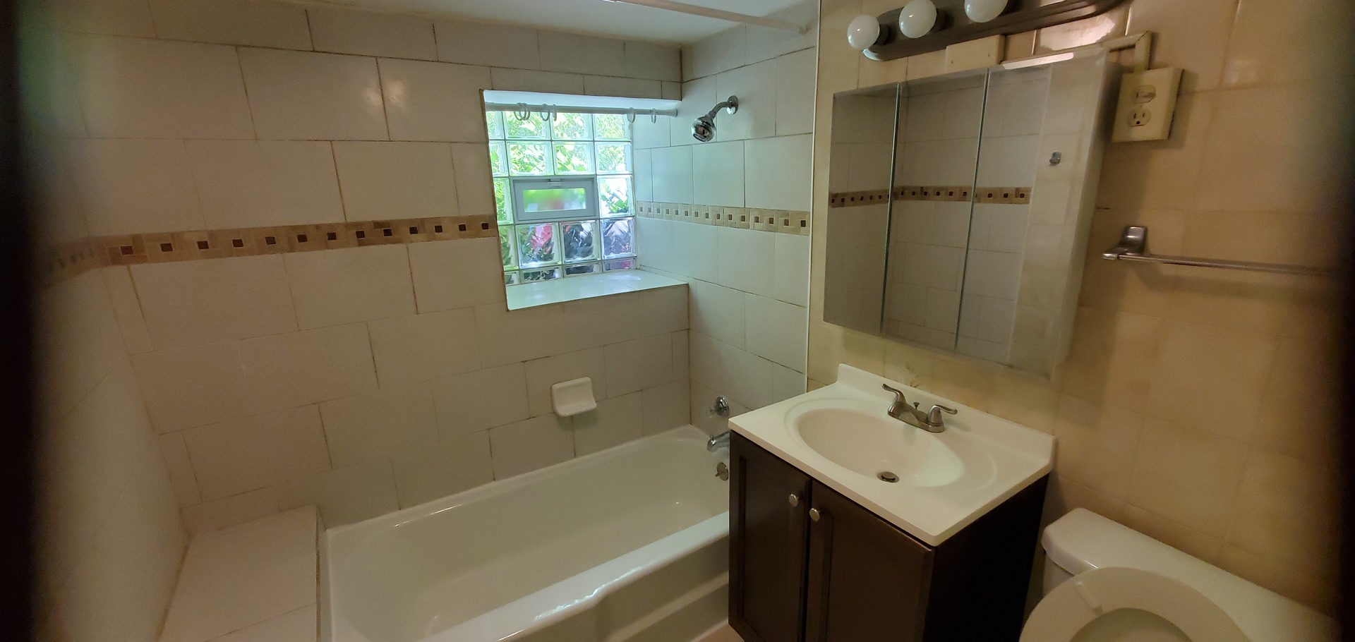 5015 W Montrose Avenue, Chicago, IL 60641