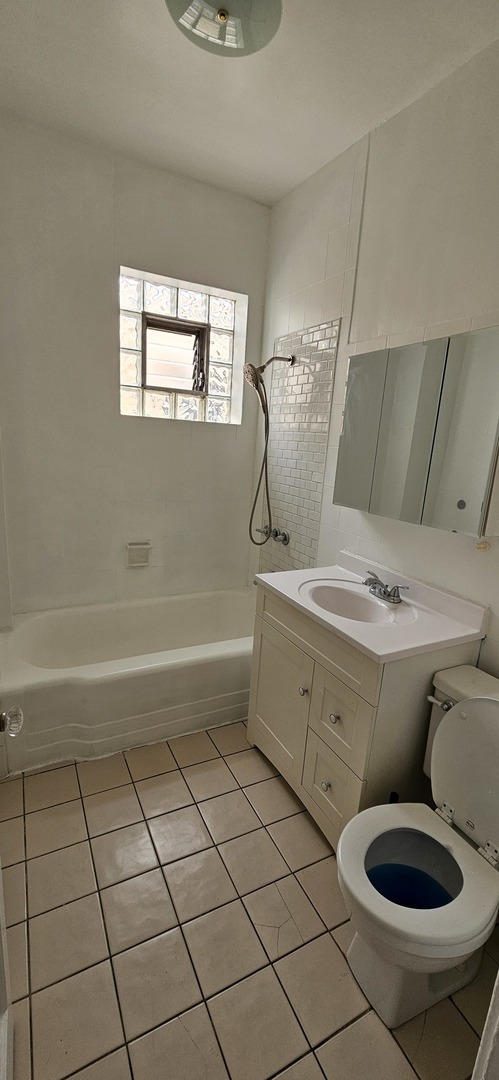 5015 W Montrose Avenue, Chicago, IL 60641