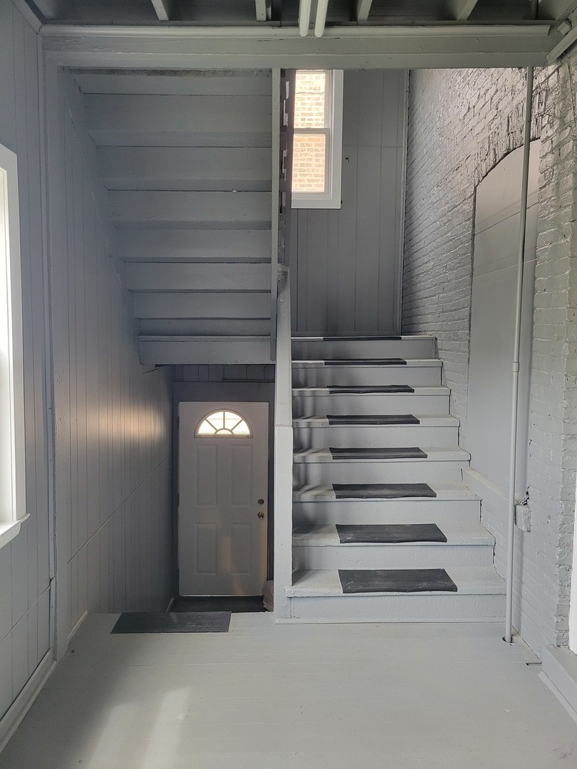 5015 W Montrose Avenue, Chicago, IL 60641