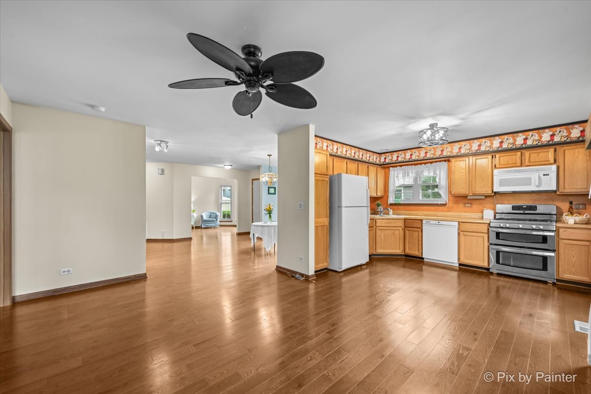 1079 Ridgefield Circle, Carol Stream, IL 60188