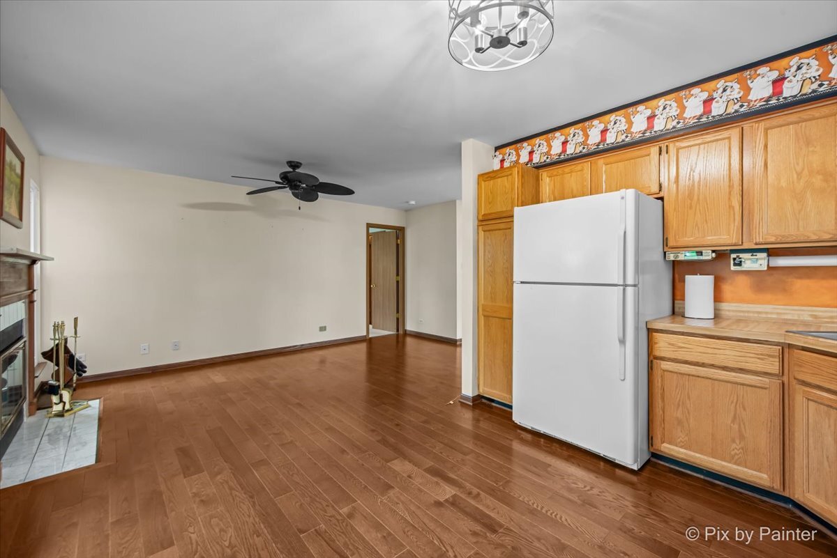 1079 Ridgefield Circle, Carol Stream, IL 60188