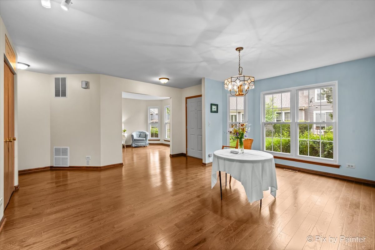 1079 Ridgefield Circle, Carol Stream, IL 60188