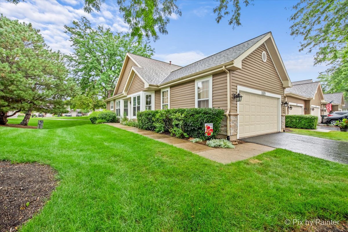 1079 Ridgefield Circle, Carol Stream, IL 60188