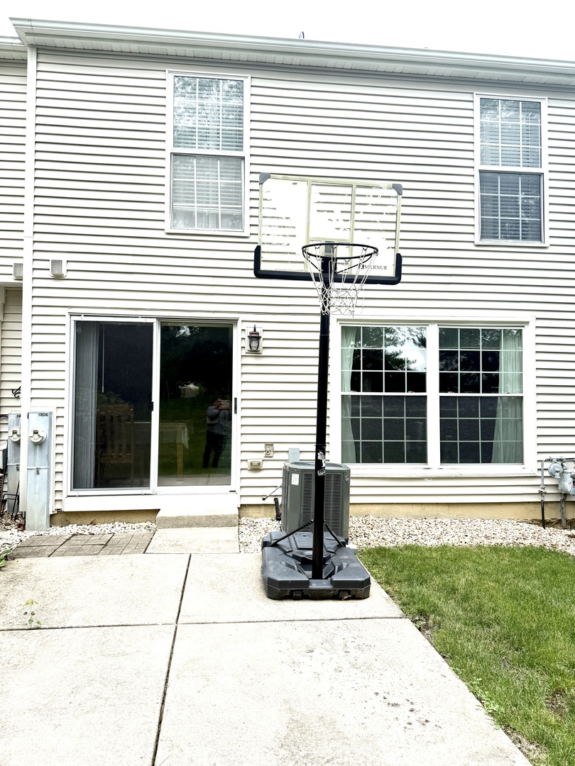 1 CHAUCER Lane #B, Streamwood, IL 60107